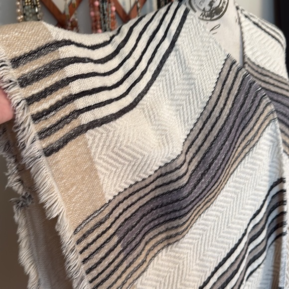 Michael Stars Shawl Poncho Wrap - Picture 4 of 10